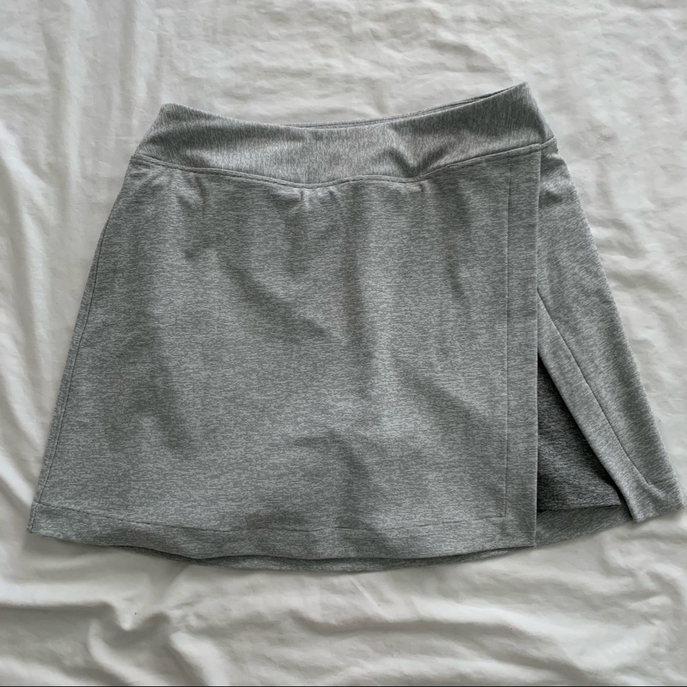 Outdoor Voices court skort dove/ash small